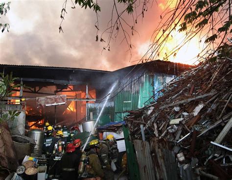 WATCH: Huge fire hits Brgy. Damayang Lagi in Quezon City .